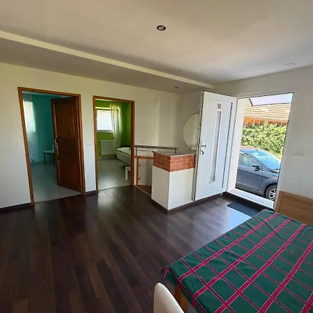 Quiet With Kitchen, Parking & Laundry Appartement *