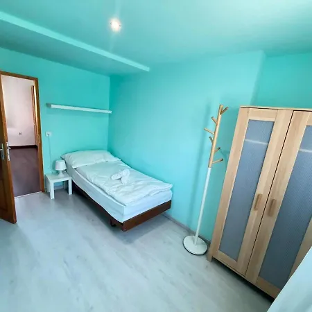 Quiet With Kitchen, Parking & Laundry